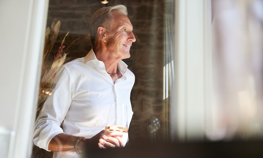 Bild Mann schaut in die Ferne